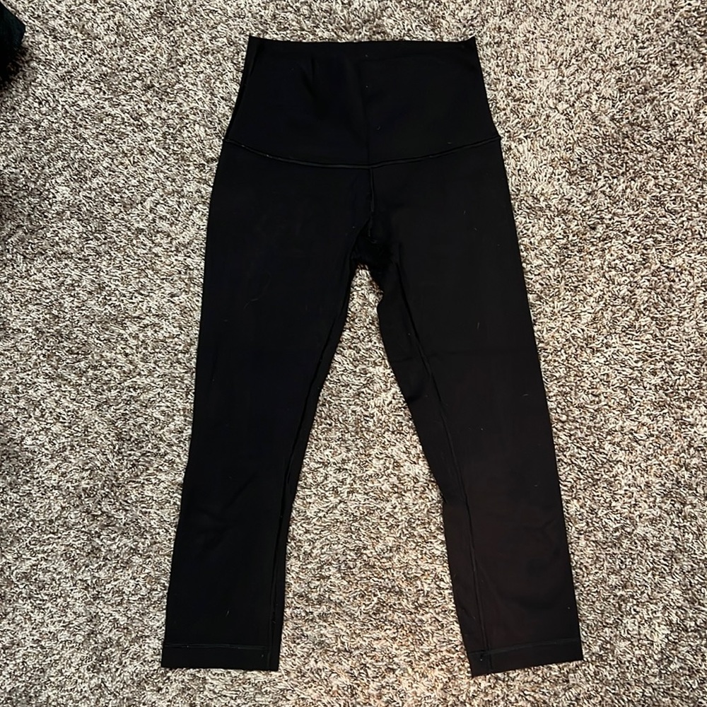 Lululemon size 6 wunder under cropped leggings.